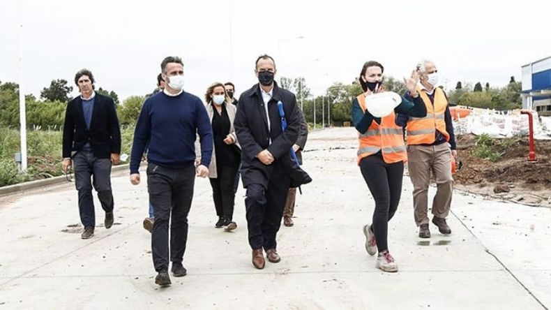 RECORRIDA. Achával recorrió la nueva planta junto a directivos de la firma..