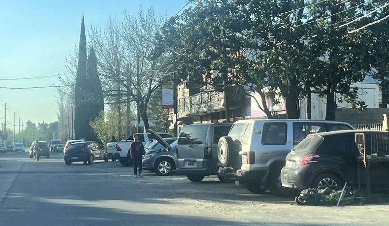 Calle Florida sin vereda, sin señalizaciones, calle rota y basura, hasta cuándo? Charly 7 / @charlycarrizo1.