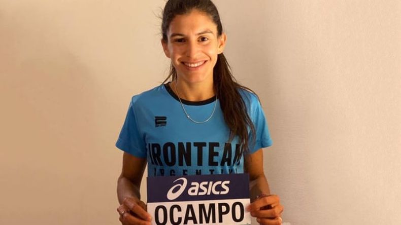 Daiana Ocampo con su medalla en el Medio Maratón..
