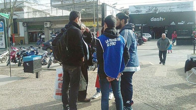 EL OTRO. Con pecheras, los militantes repartieron volantes..