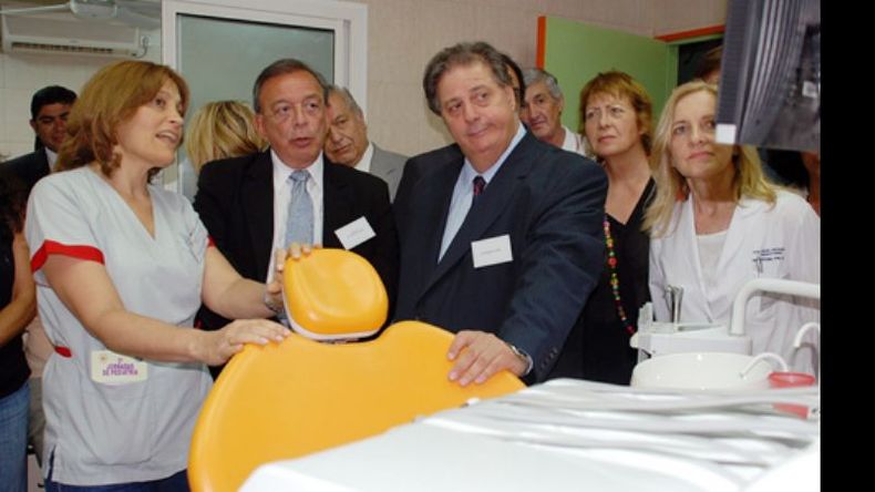 Recorrida de autoridades por el quirófano del Hospital Falcón. Su apertura entró en el tramo final..
