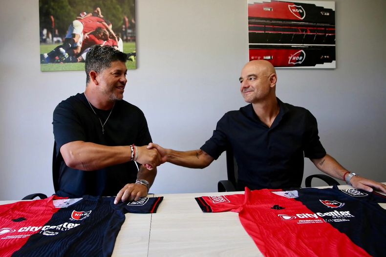 Sergio Gómez y Favio Orsi vuelven a la carga. El saludo tras firmar el acurdo con Newells.