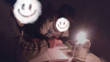 Cinco horas sin luz el domingo, del jueves para el viernes se fue también 13 horas la luz. Se fue el 5/08, el 06/8, el 28/07, el 27/07... Se fue la luz hasta 25 horas, y así puedo seguir... Su Cabel / @SuCabel13..