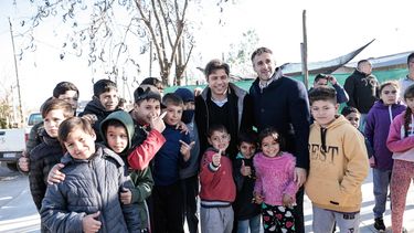 CON LOS CHICOS. Antes del acto, Achával y Kicillof recorrieron el barrio con los vecinos. &nbsp;