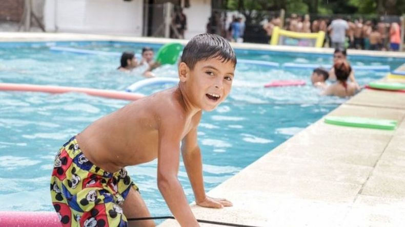 AL AGUA. La pileta del Pellegrini es el primer natatorio municipal que se pone al servicio de las colonias de verano..