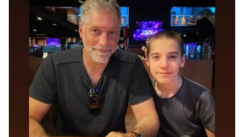 Recreo. Horacio Cabak dejó por un lado las grabaciones en América TV donde reemplaza a Guillermo Andino, para comer junto a su hijo en Rock &Fellers..