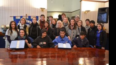 NUEVA ETAPA. Se entregaron trozos de bandera a las escuelas..