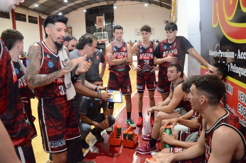 Atlético Pilar necesita diseñar la estrategia del triunfo en La Plata para llegar a los playoffs.