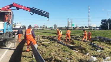 A más de un año y medio de finalizado el rulo del K50 (mal diseñado, por otra parte), los muchachos de Autopistas del Sol se dignaron a comenzar a retirar los restos de obra. Todo muy prolijo (es ironía). Tomás. .