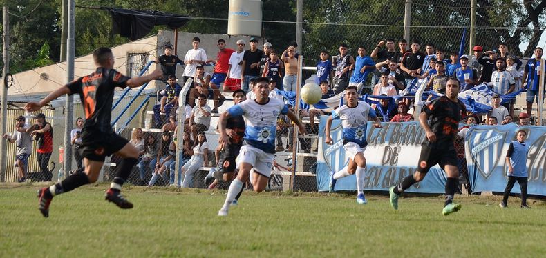 ATAQUE. Facundo Peralta va por la pelota. San Alejo va por todo o nada.