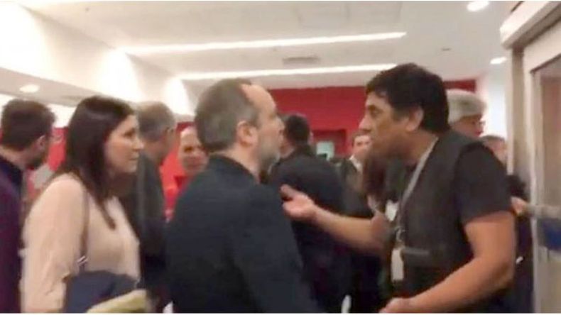 ESCRACHE. Sabbatella discute con un policía tras el incidente..