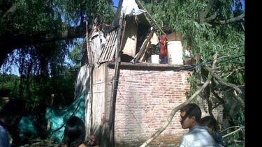 La vivienda fue destruida por el temporal del último lunes y sus ocupantes afirman que nadie los ayudó a reconstruirla..