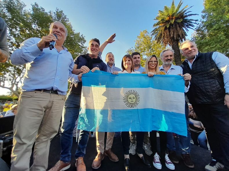 ES CON TODOS. Bullrich reunió a la mayoría de sus precandidatos en la plaza de Pilar. &nbsp;