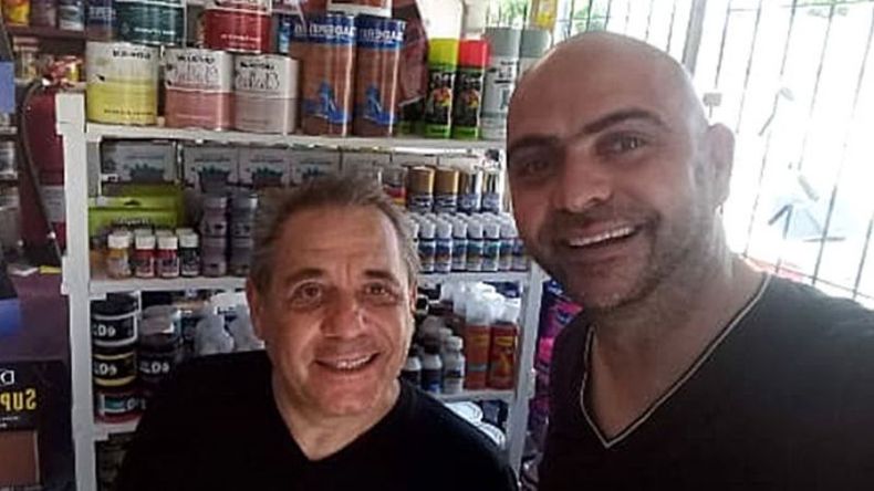 Buenos vecinos.Seba Ventura, propietario de pinturería Venzer, recibió la visita de su colega Tommy, de la pinturería homónima. La camaradería ante todo. .