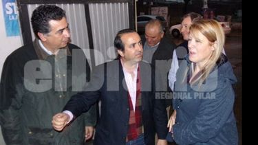 ADELANTE. Los candidatos locales Madeira y Uriburu le dan la bienvenida a una Stolbizer que desafió la lluvia..