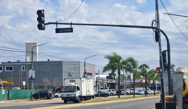 Desde al menos este lunes no funciona el semáforo de la entrada a Carrefour. Precaución y por favor, repárenlo rápido. Matías.