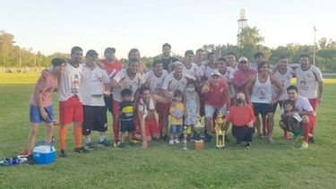 CAMPEONES. Todo Sportivo festeja su segunda consagración en la Copa Tratado..