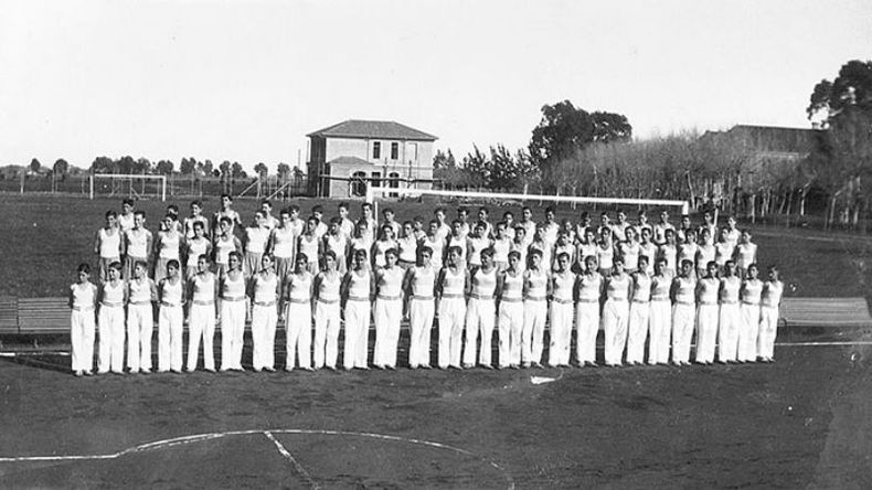Formación perfecta para la clase de educación física en el Instituto Carlos Pellegrini. El campo de deportes fue creado en el año 1927..