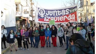 MARCHA. Con banderas y consignas, los manifestantes rodearon la plaza..