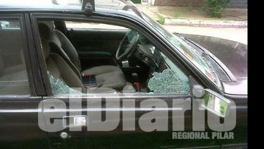 Uno de los vehículos atacados en los últimos días en el centro..