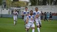 Rodrigo Acosta grita con furia su gol. Era el 1-0. Llegan para festejar Higuaín y De Robertis.