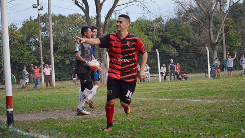 (FREDY CABALLERO). PARA VOS. Juanjo festeja el gol de penal que dejó a Derqui en la cima..