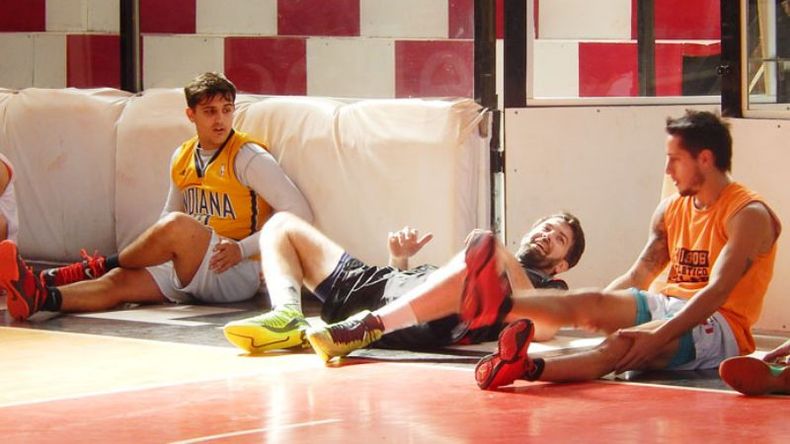 RELAJACIÓN. Sevegnani elongando entre Federico Michelini y Facundo Romani..