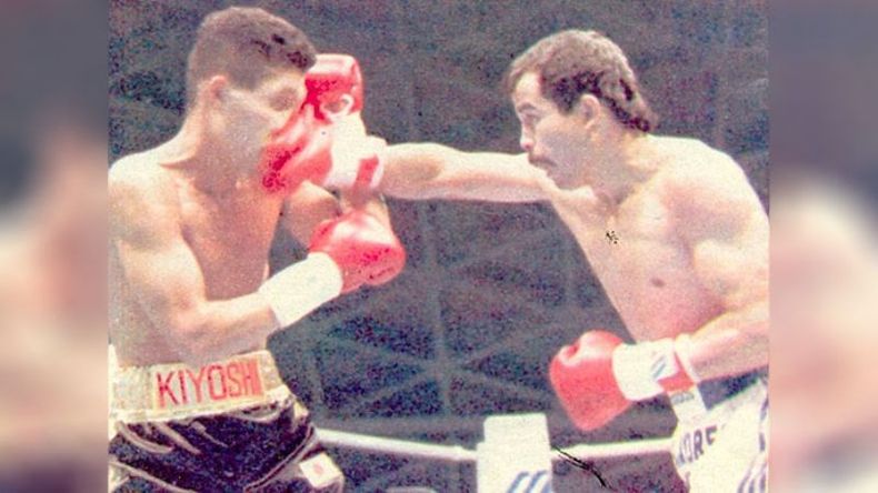 Verano de 1991. La derecha de Pedro Décima impacta de lleno en el rostro del japonés Kiyoshi Hatanaka. El delvisense perdió esa pelea en lo que era su primera defensa del título mundial Supergallo de la CMB, que había conquistado en noviembre de 1990 ante el estadounidense Paul Banke. La revista El Gráfico definió el combate como “sangriento y terrible”..