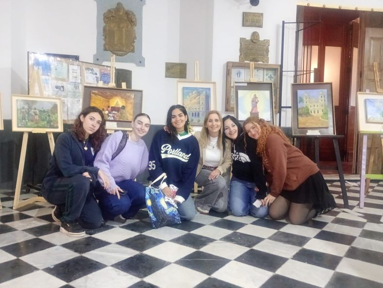 Alumnas del Colegio Parroquial pintaron y donaron cuadros al museo.