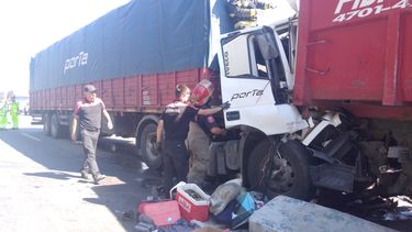 accidente multiple y caos en la panamericana: chofer quedo atrapado