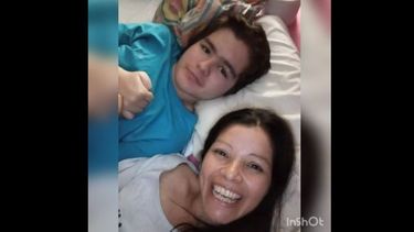 Fabricio junto a su mamá..