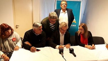 CONCENTRADOS. Solá y sus dirigentes locales, antes del acto..