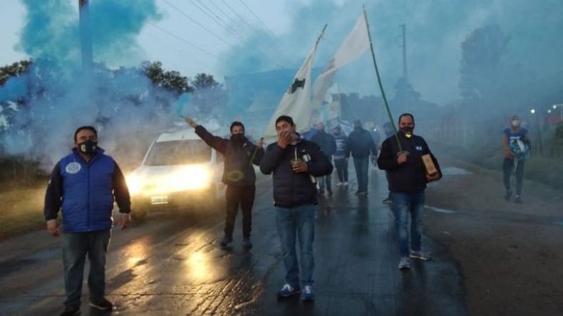 CARAVANA. Los sindicalistas marcharon durante las primeras horas de la mañana..