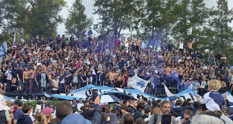 El festejo de Champagnat y su hinchada por el pasaje a la final.