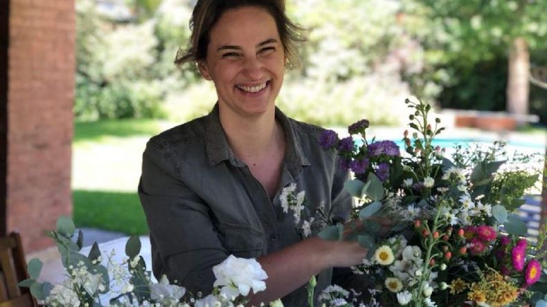 ENTRE RAMOS. Verónica Sitjes a pura sonrisa en su local de La Escala..