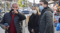RECORRIDA. Cáceres y Neuspiller dialogaron con comerciantes..