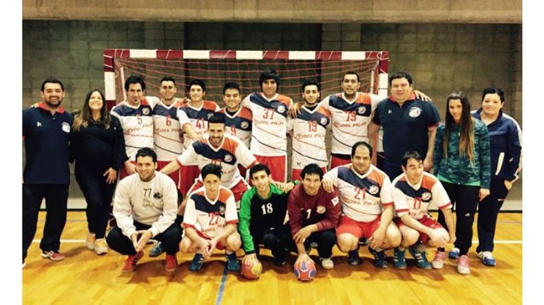 FOTO DEL DEBUT. Jugadores, cuerpo técnico y autoridades..