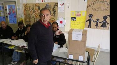 El intendente Humberto Zúccaro votó en la escuela 45 de Villa Morra II..