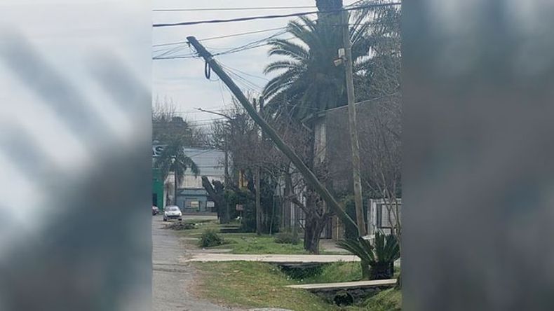 Pasó un camión, enganchó los cables, torció el poste y quedamos sin línea de teléfono. Calle 3 de Febrero y Mansilla. Pilarica. Estela Giménez / @estelagimenez..