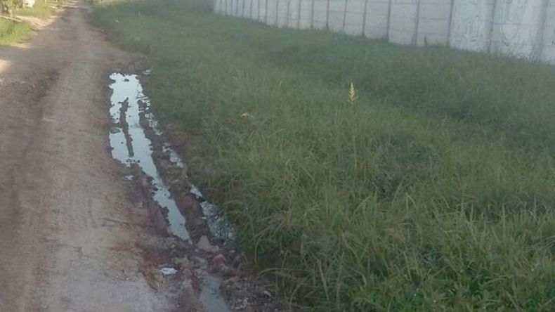 AGUA. El líquido contaminado corre por la calle hacia el río..