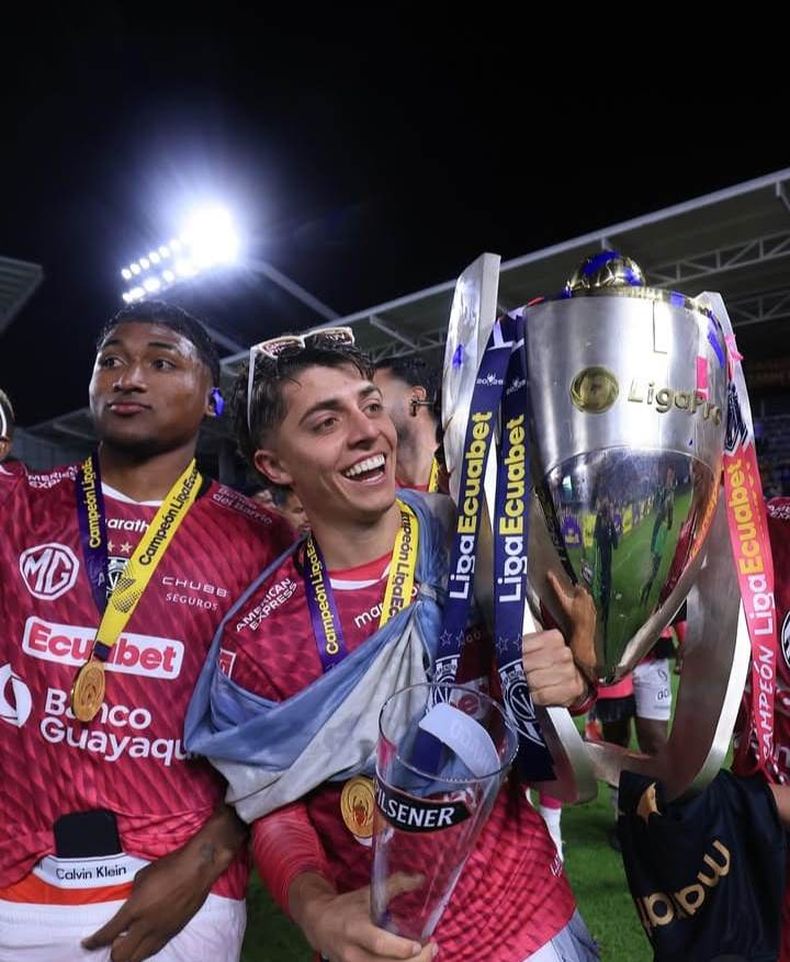 PRIMERA ESTRELLA. Thiago Santamaría con la copa de campeón 2025.