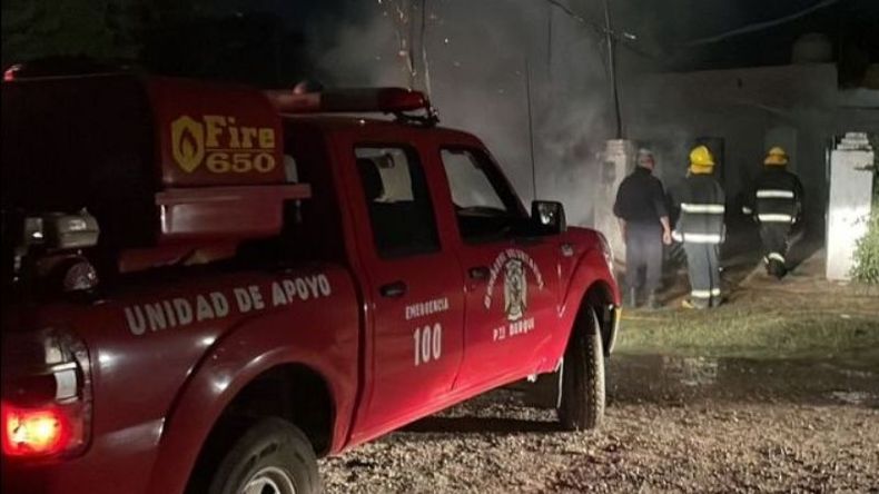 Bomberos impidieron que el fuego se propague a la vivienda. .