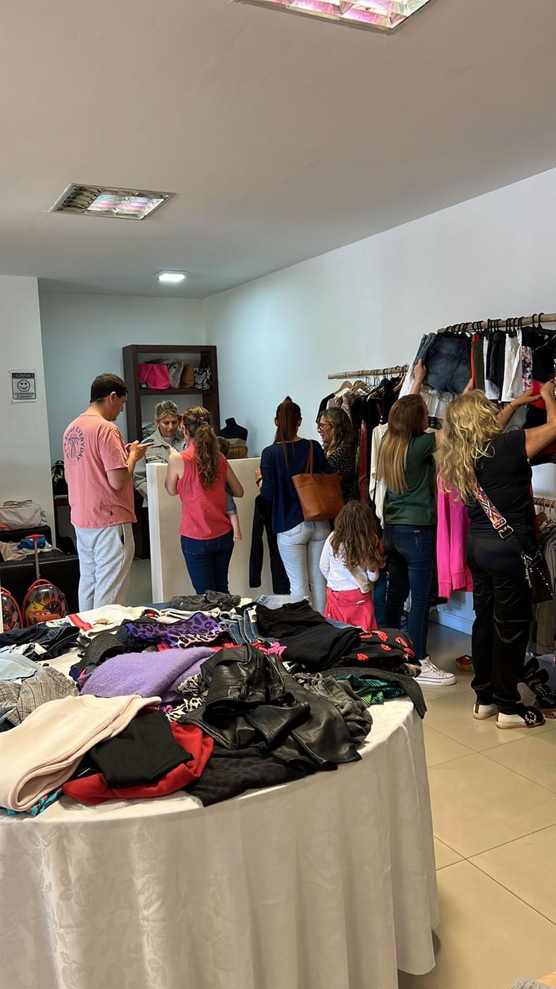 La feria de moda circular congregó a cientos de personas, en su mayoría mujeres.