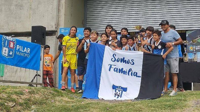 CAMPEÓN. Una de las categorías de El Renuevo que se coronó en la Liga Formativa..
