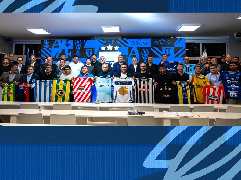CAMISETAS. Los presidentes de los clubes de Pilar: Emiliano Gallo, de Deportivo Metal&uacute;rgico (7&ordm; en primera fila), y Marcelo P&eacute;rez, de Atl&eacute;tico Pilar (12&ordm;), junto al resto de los representantes que jugar&aacute;n el pr&oacute;ximo Promocional Amateur.