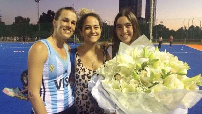 BIEN VESTIDA. La empresaria textil pilarense Ornella Basilotta (centro) dio el presente en la despedida de Las Leonas de Carla Rebecchi, una histórica del hockey que suele lucir la marca de indumentaria Basilotta..