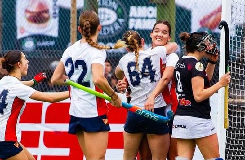 Las jugadoras de Saint Catherine&rsquo;s festejan el triunfo en la Divisi&oacute;n A.