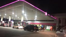 Largas colas en estaciones de servicio, el martes por la noche, a la espera del aumento de la nafta.