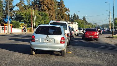 Hay que regular mejor el semáforo nuevo de la entrada de Pinazo. Dos kilómetros de congestionamiento sobre ruta 8 entre las 16 y las 18. Todos los días igual. Germán.