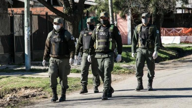 DE A PIE. Un grupo de gendarmes, ayer en el barrio Pinazo. .